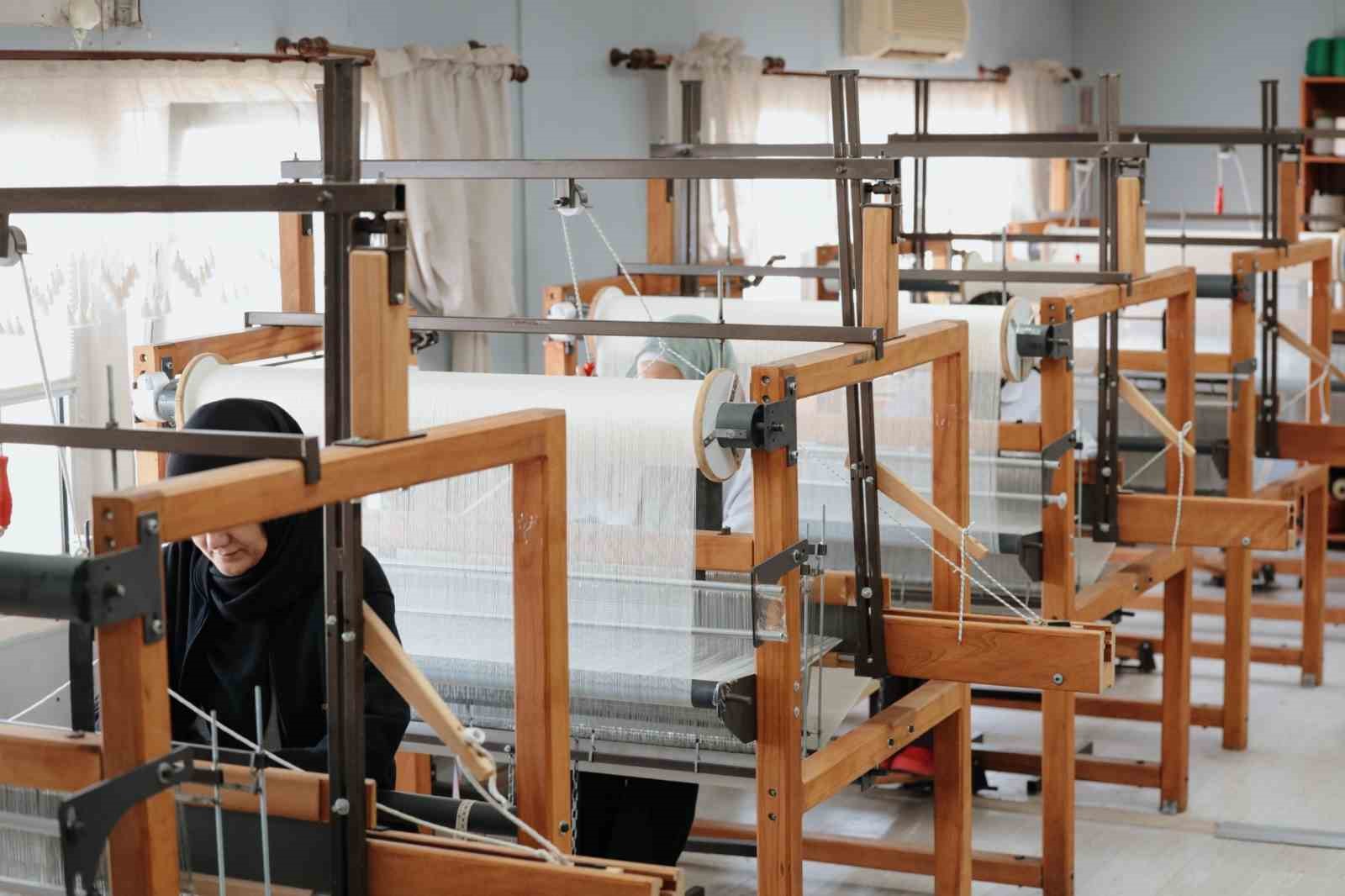 Kenevir ve ipek dokuma atölyesi hem üretiyor hem de kadın istihdamına katkı sağlıyor
