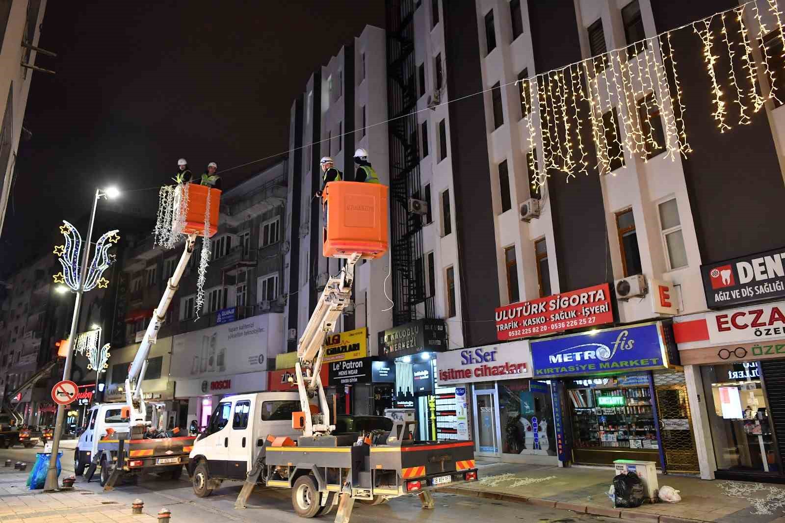 Kent merkezini aydınlatacak LED dönüşüm çalışmaları başladı
Kent merkezini aydınlatacak LED dönüşüm çalışmaları başladı