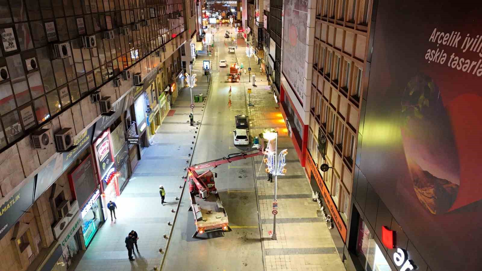 Kent merkezini aydınlatacak LED dönüşüm çalışmaları başladı
Kent merkezini aydınlatacak LED dönüşüm çalışmaları başladı