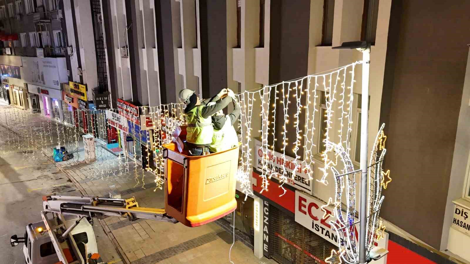 Kent merkezini aydınlatacak LED dönüşüm çalışmaları başladı
Kent merkezini aydınlatacak LED dönüşüm çalışmaları başladı