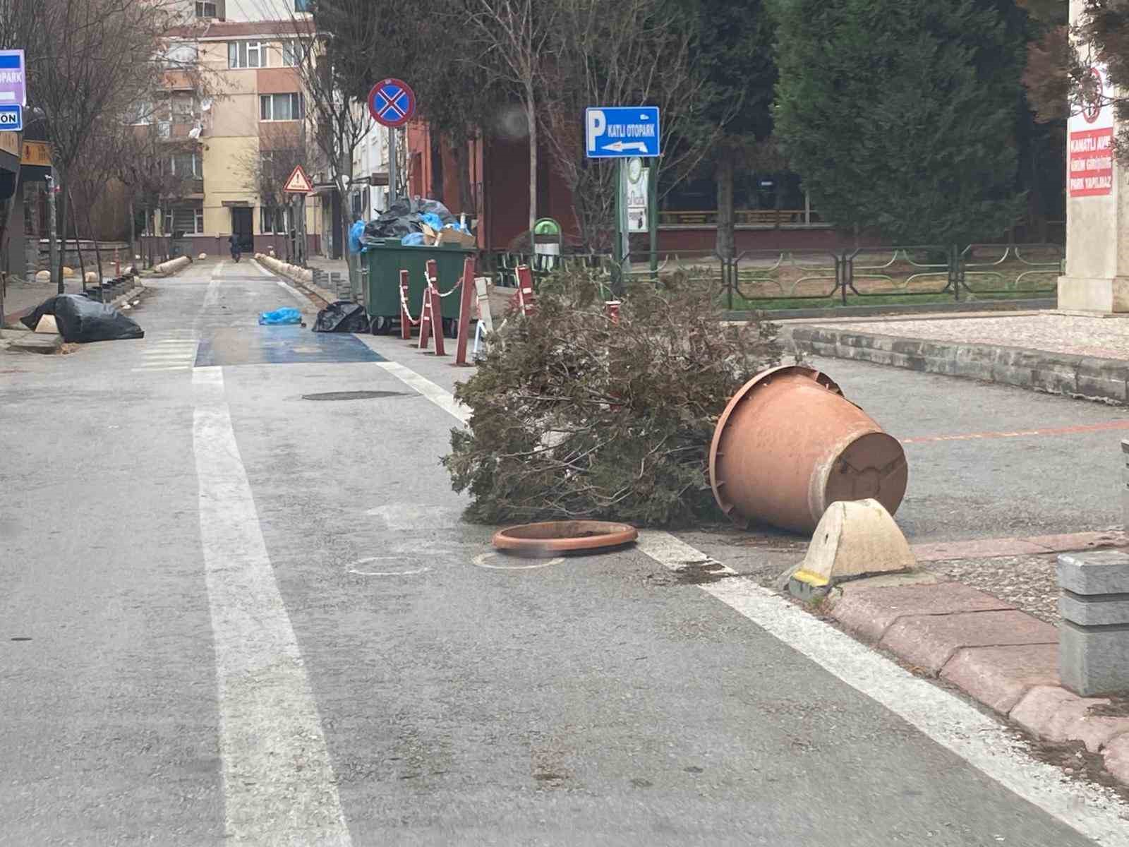 Kentte oluşan fırtına yağmurla beraber şiddetini arttırdı
