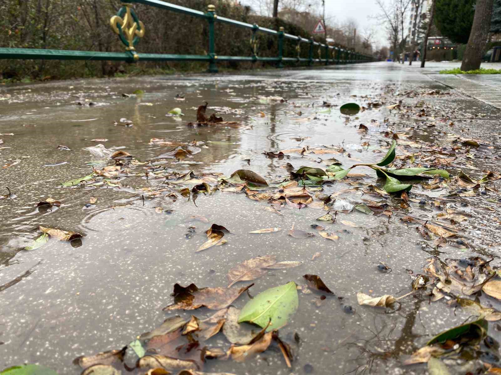 Kentte oluşan fırtına yağmurla beraber şiddetini arttırdı
