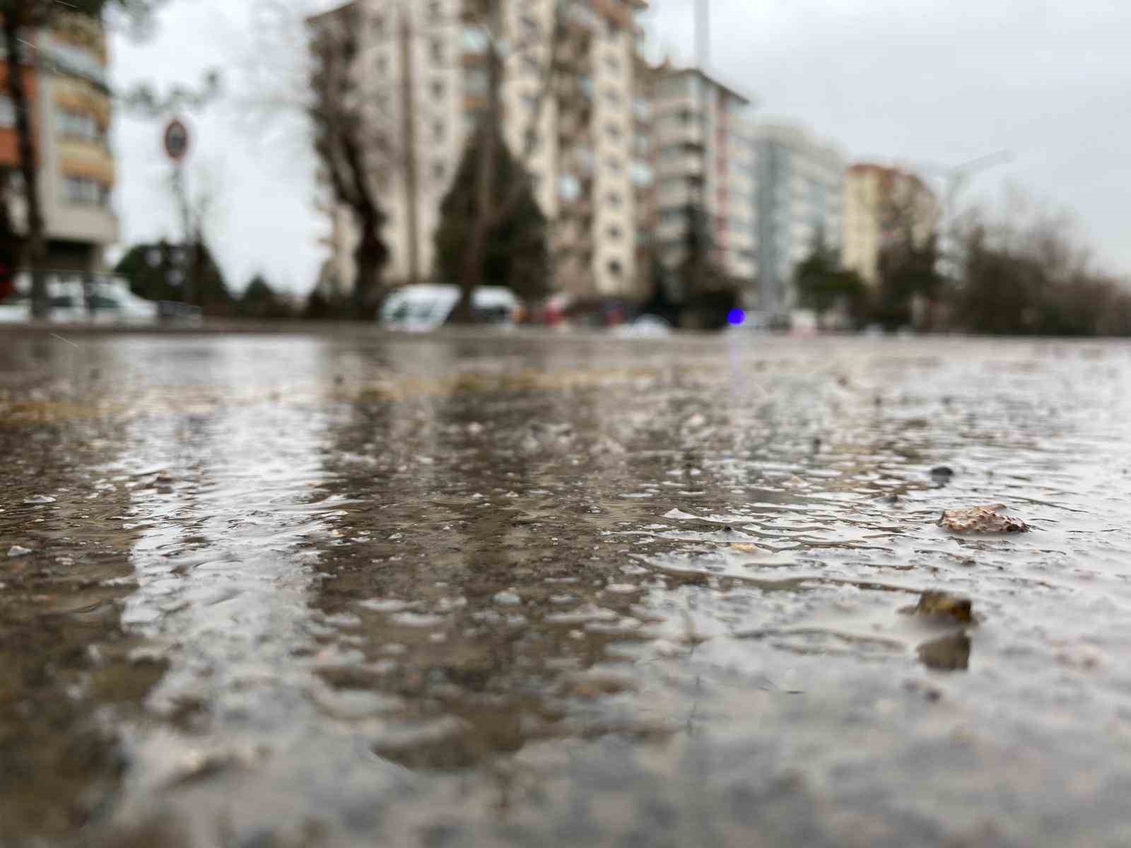 Kentte oluşan fırtına yağmurla beraber şiddetini arttırdı
