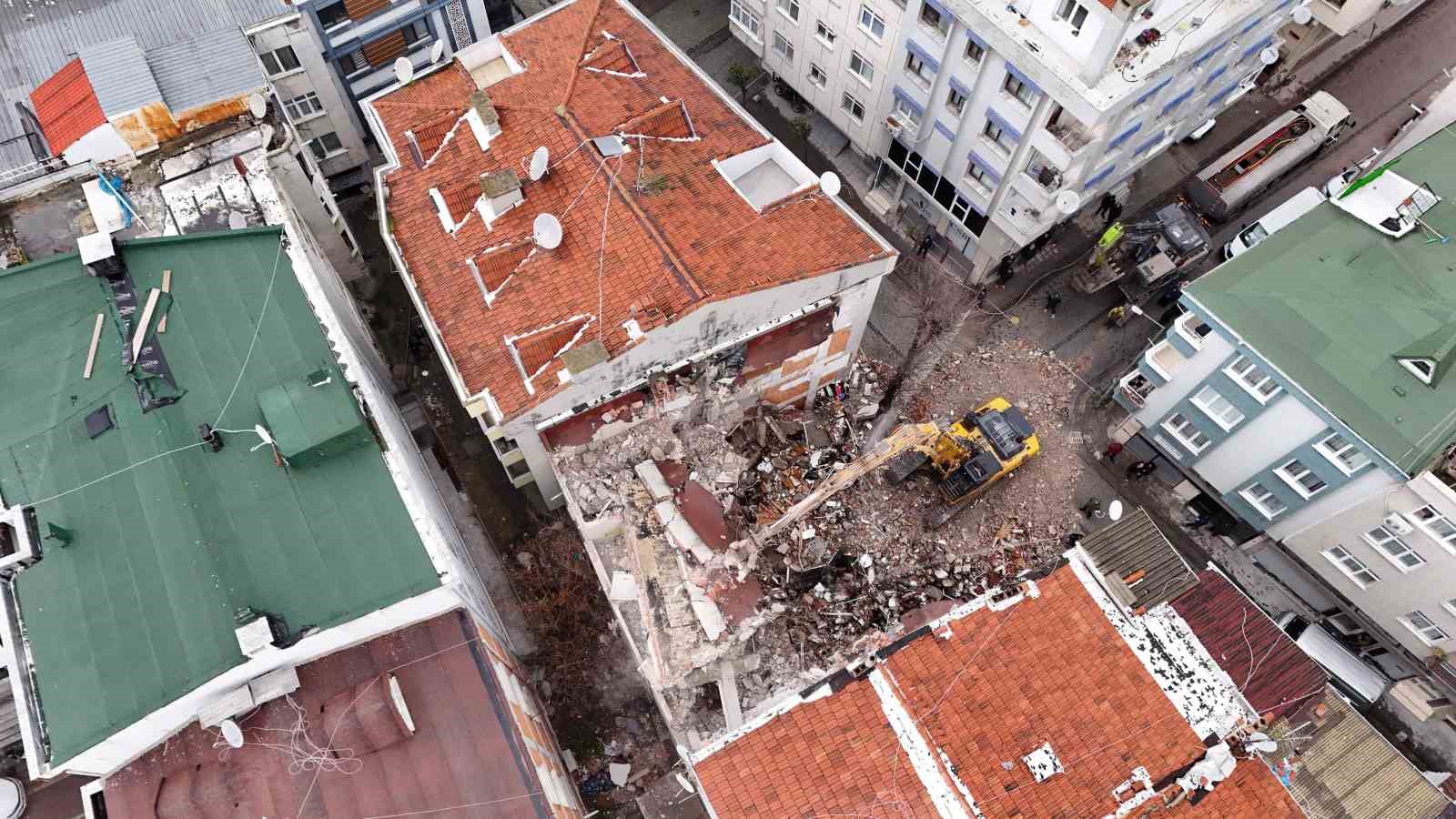 Kepçe komşu eve girdi, genç kız çığlık atarak yardım istedi
