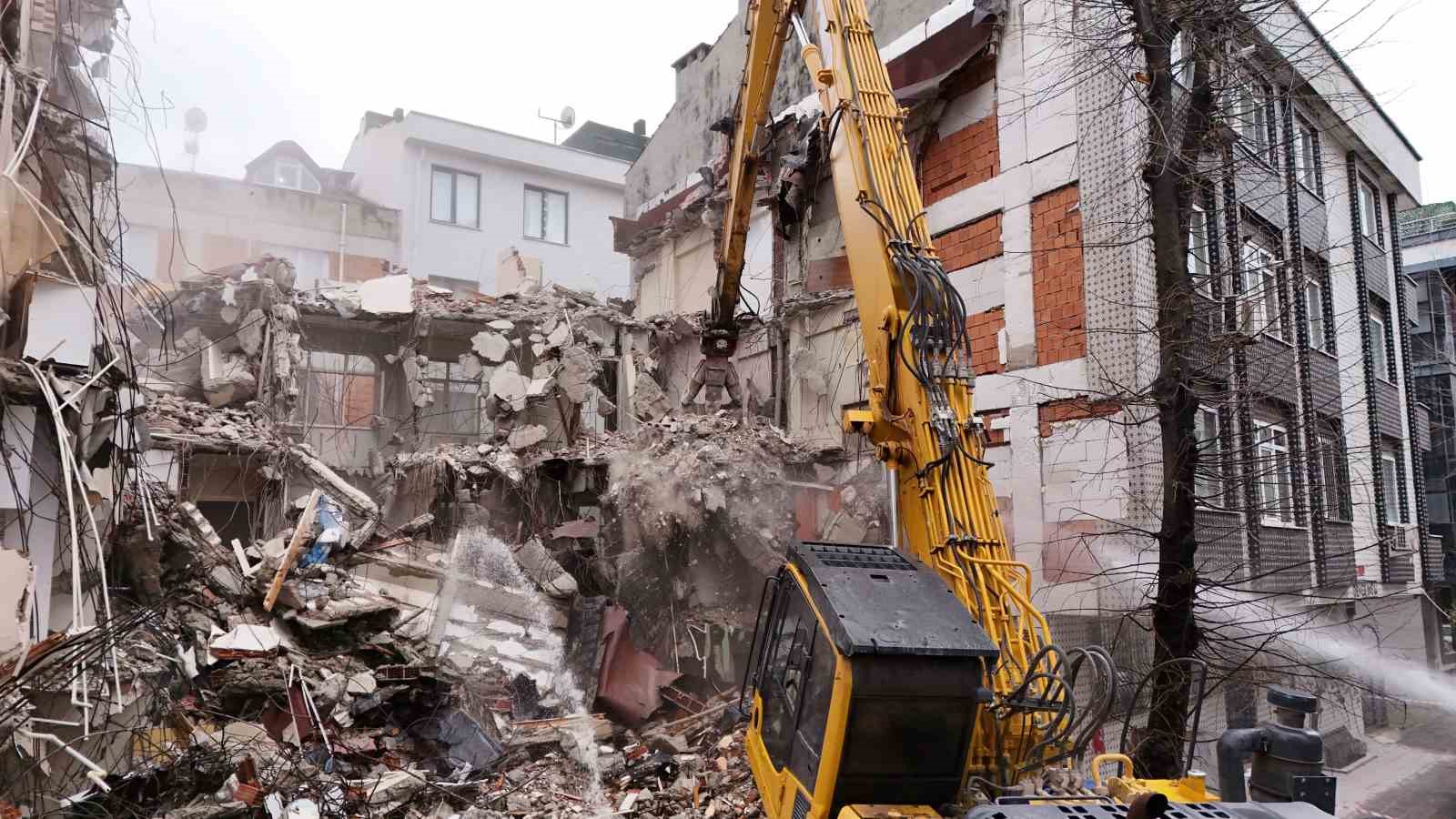 Kepçe komşu eve girdi, genç kız çığlık atarak yardım istedi

