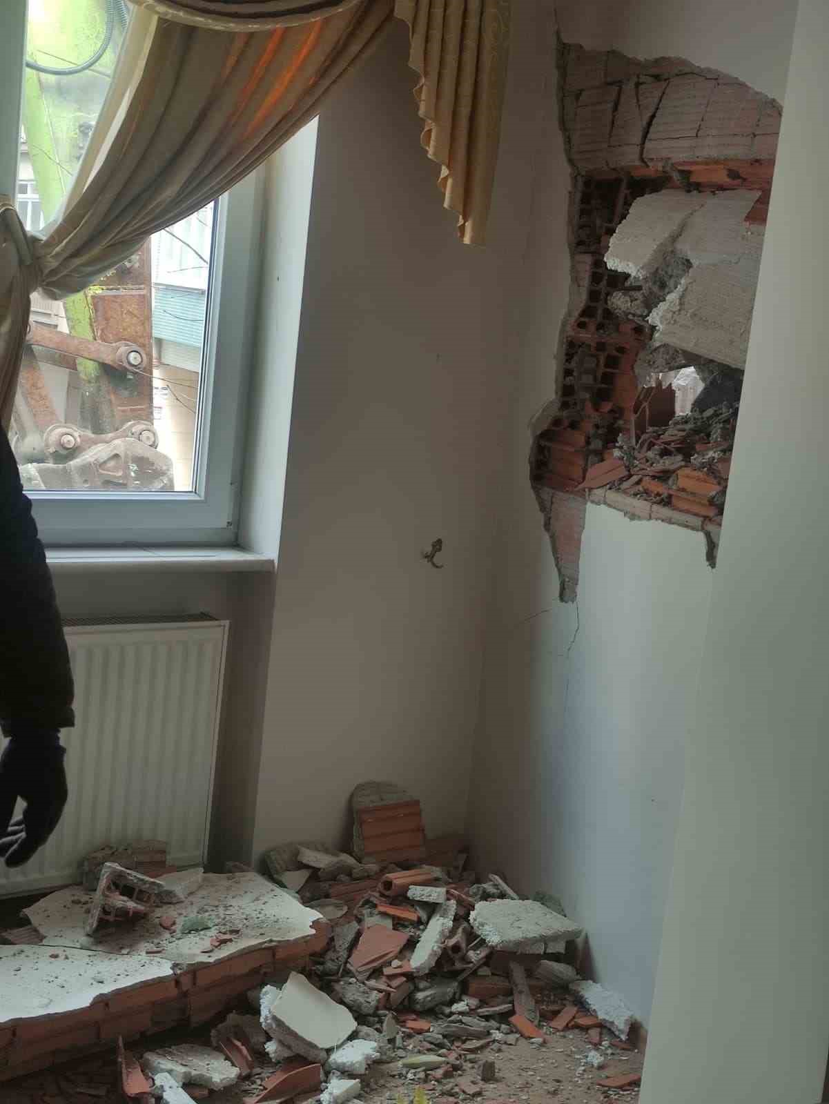 Kepçe komşu eve girdi, genç kız çığlık atarak yardım istedi
