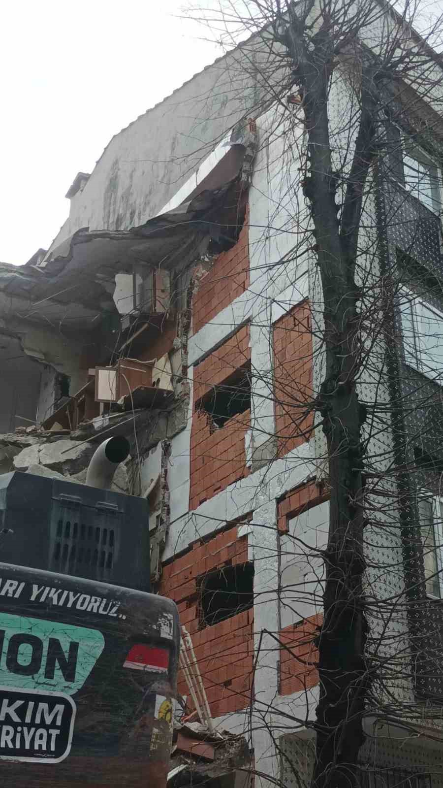 Kepçe komşu eve girdi, genç kız çığlık atarak yardım istedi
