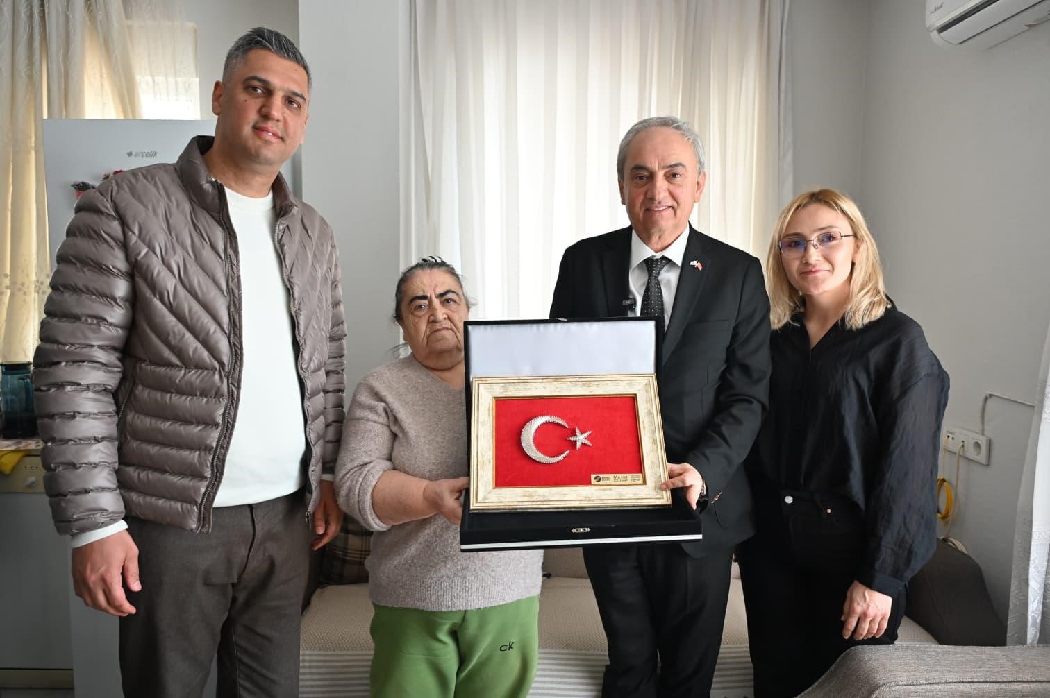 Kepez Belediye Başkanı Kocagöz’den şehit annesine ziyaret
