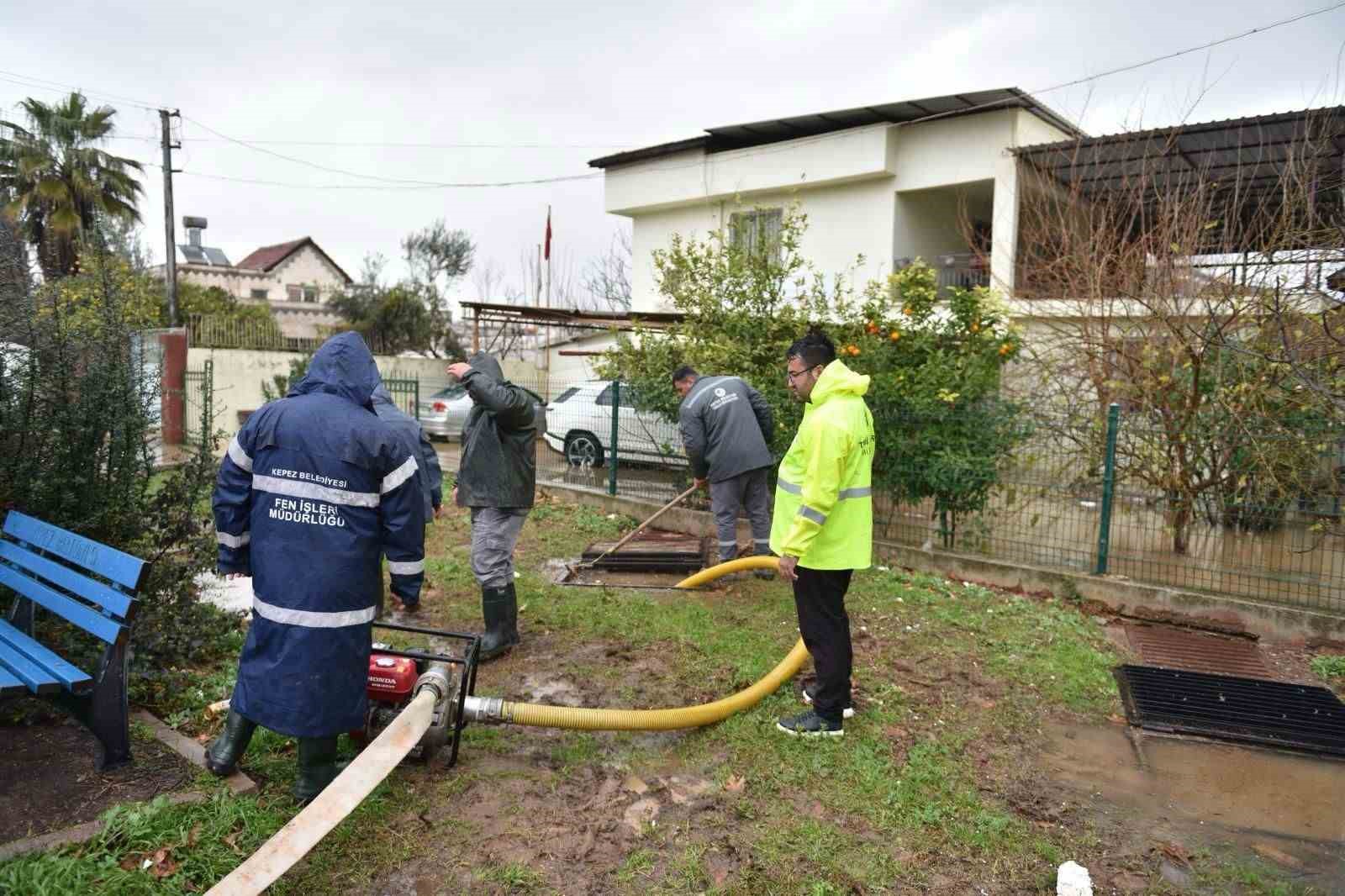 Kepez Belediyesi sağanak yağışlara karşı seferber oldu
