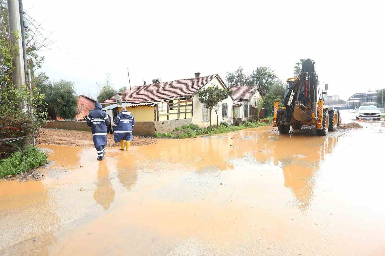 Kepez Belediyesi sağanak yağışlara karşı seferber oldu
