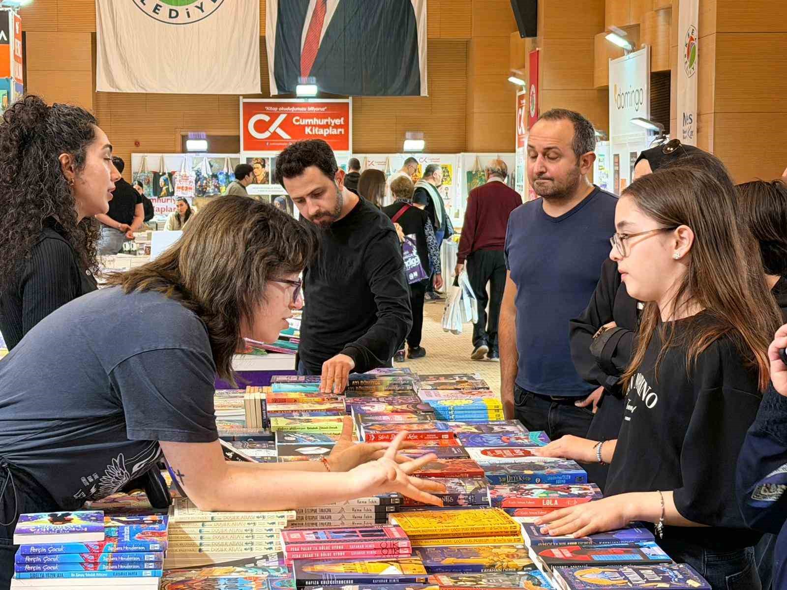Kepez Kitap Fuarı’na yoğun ilgi
Kepez Kitap Fuarı’na yoğun ilgi