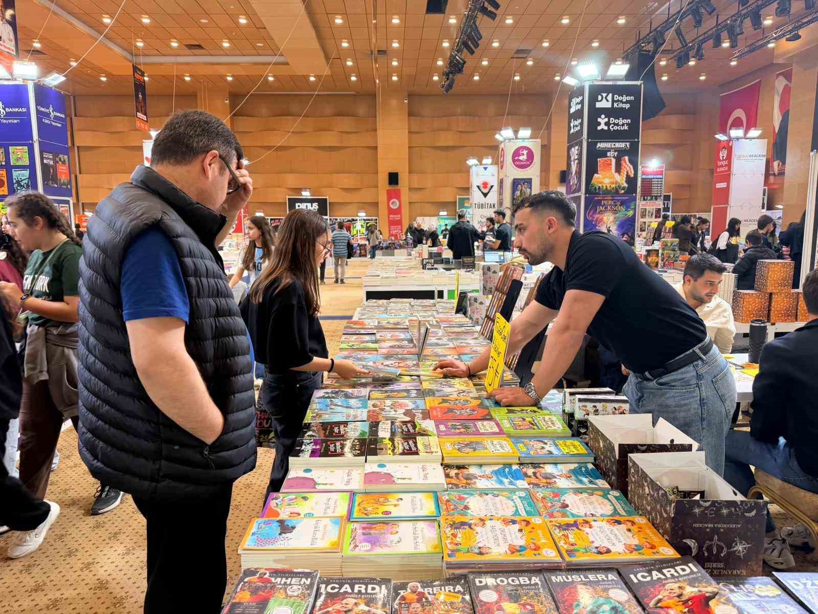 Kepez Kitap Fuarı’na yoğun ilgi
Kepez Kitap Fuarı’na yoğun ilgi