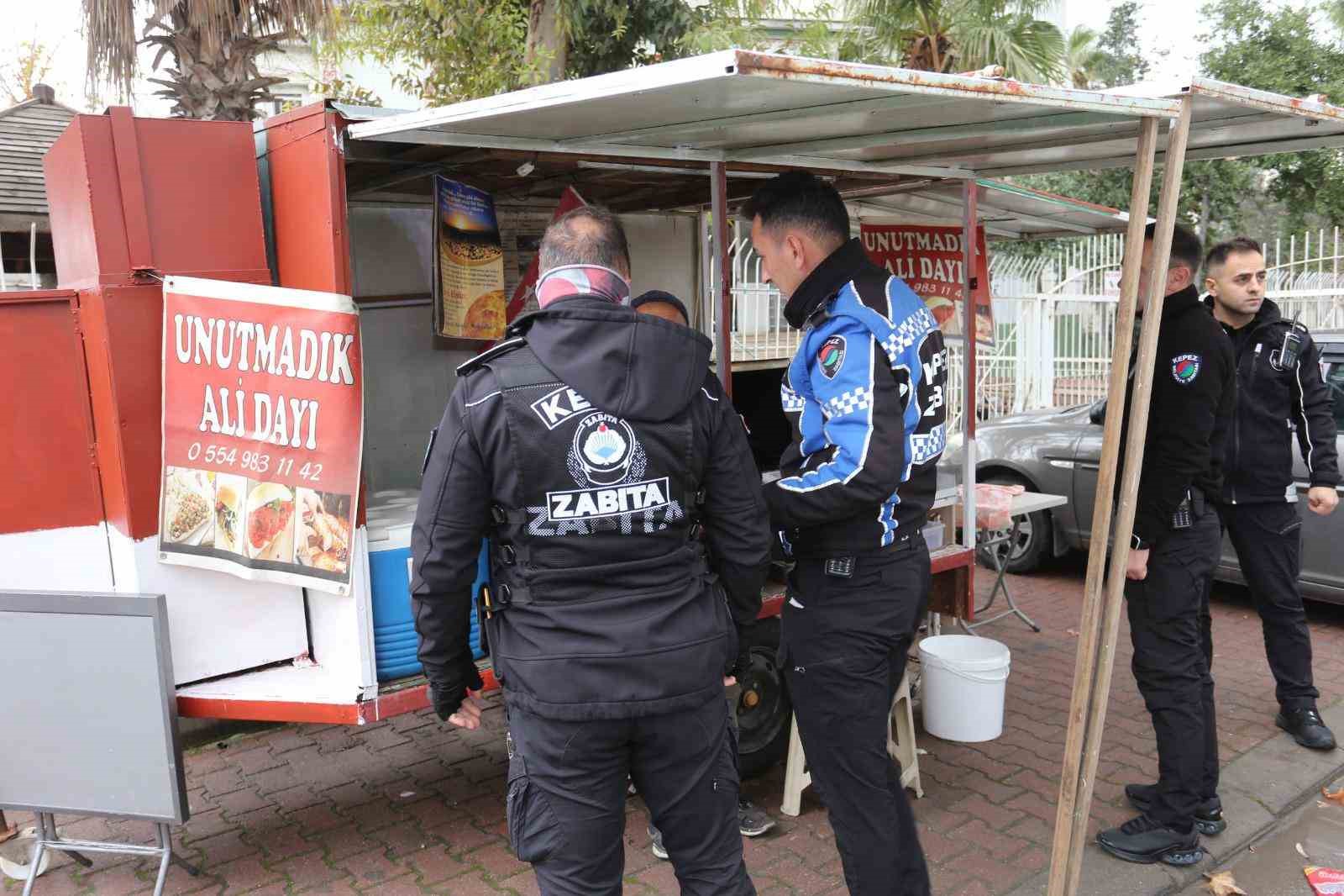 Kepez Zabıtası’ndan işgaller ve gıda ihlalleri denetimi
Kepez Zabıtası’ndan işgaller ve gıda ihlalleri denetimi