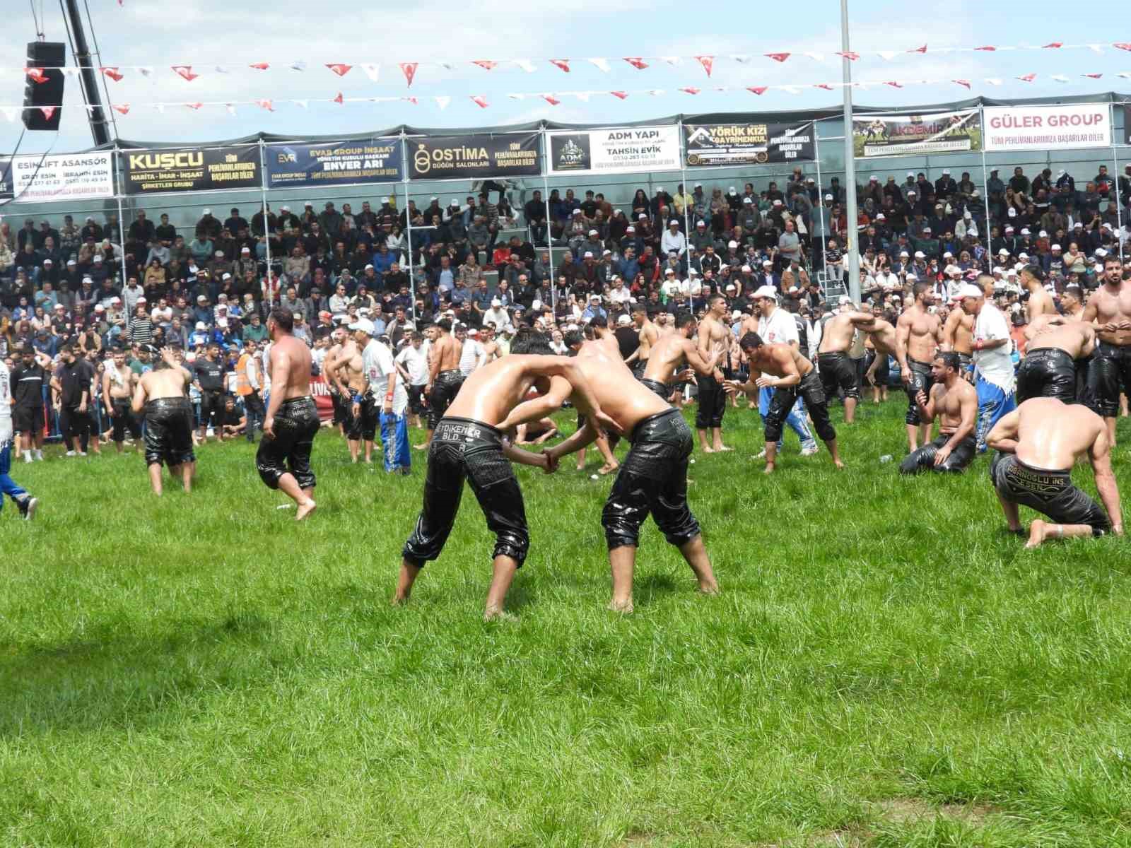 Kepez’de 12 yıl sonra er meydanı kuruldu: 984 pehlivan kıyasıya mücadele etti
