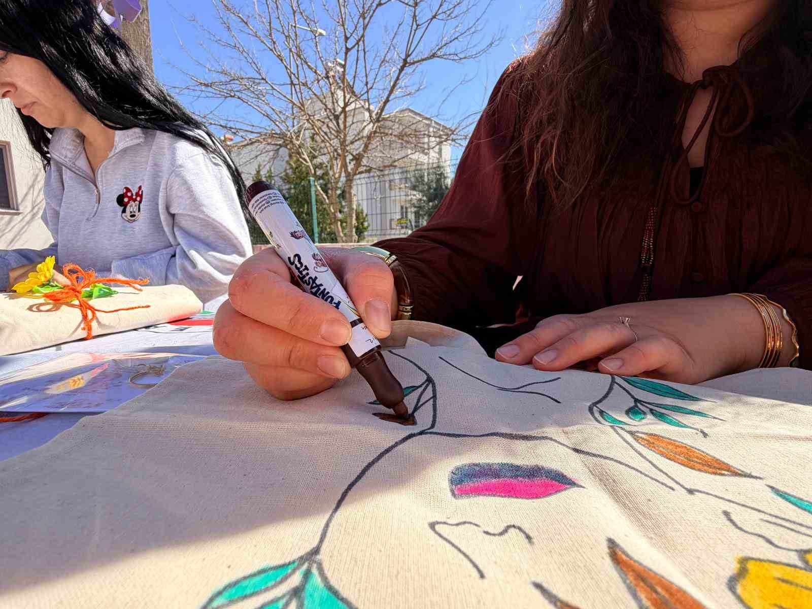 Kepez’de anneler çanta boyadı
