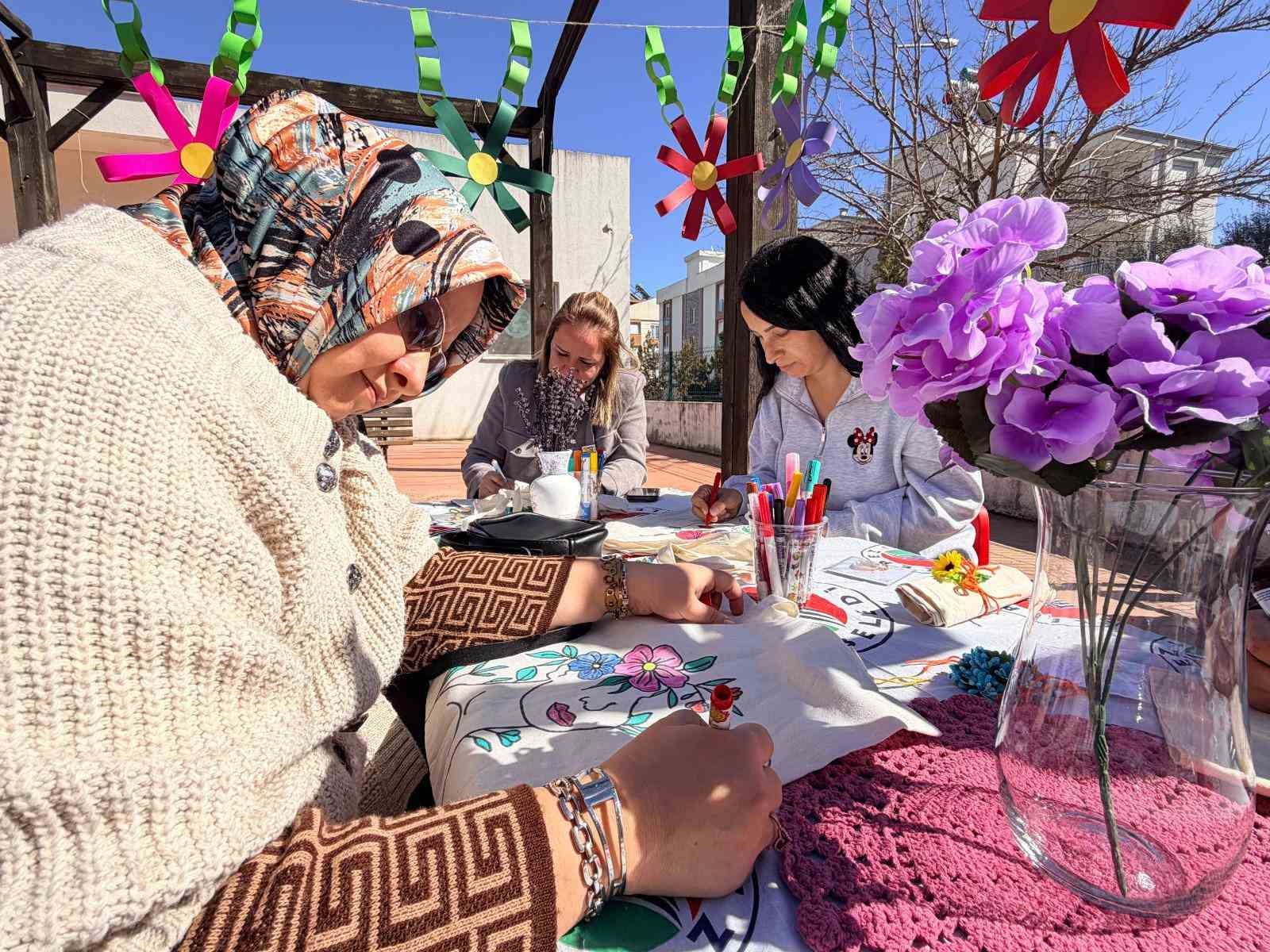 Kepez’de anneler çanta boyadı
