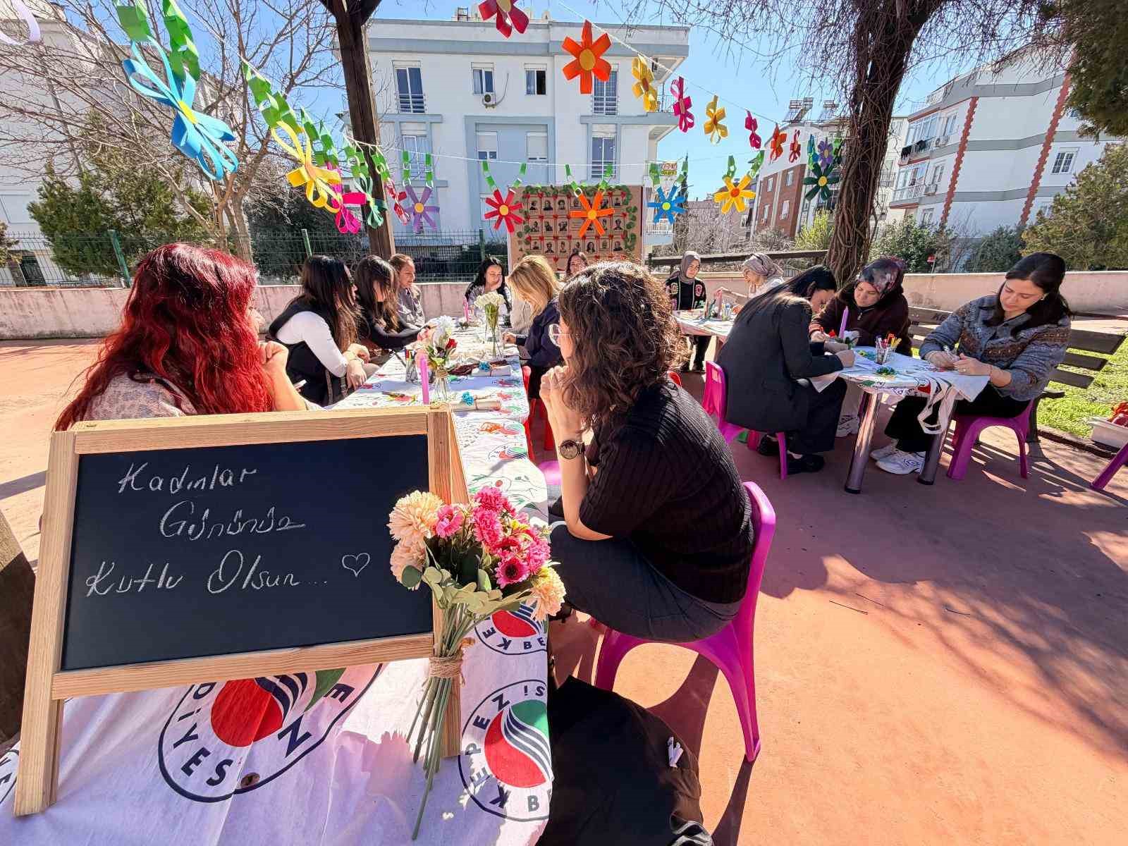 Kepez’de anneler çanta boyadı
