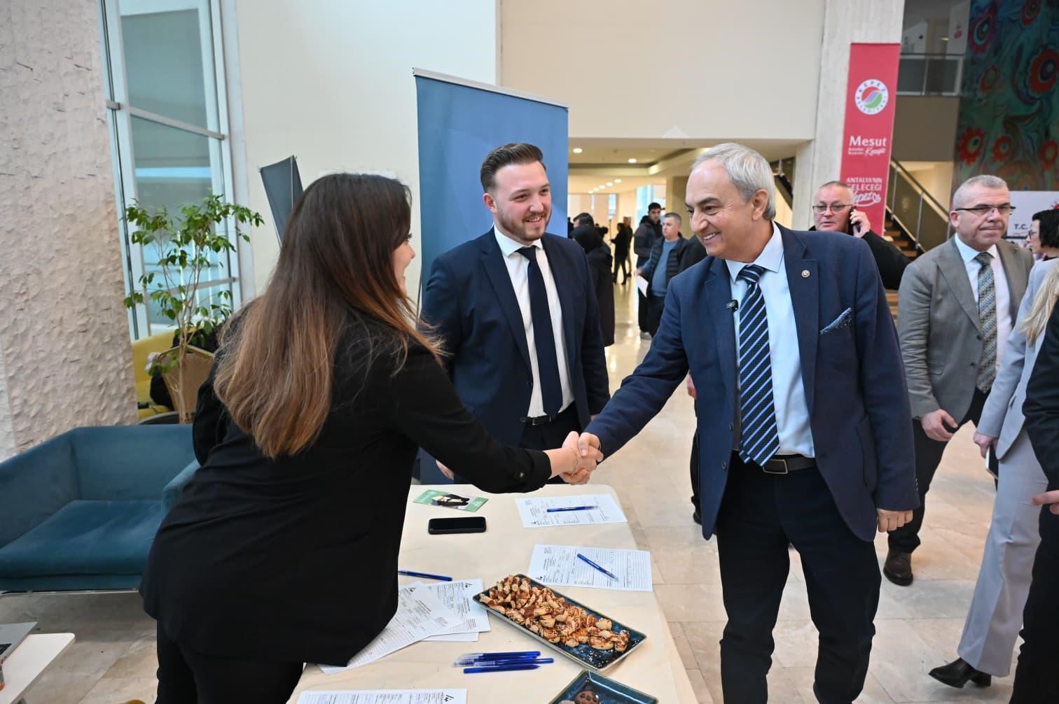 Kepez’de iş arayanlarla işverenler aynı çatı altında buluştu
