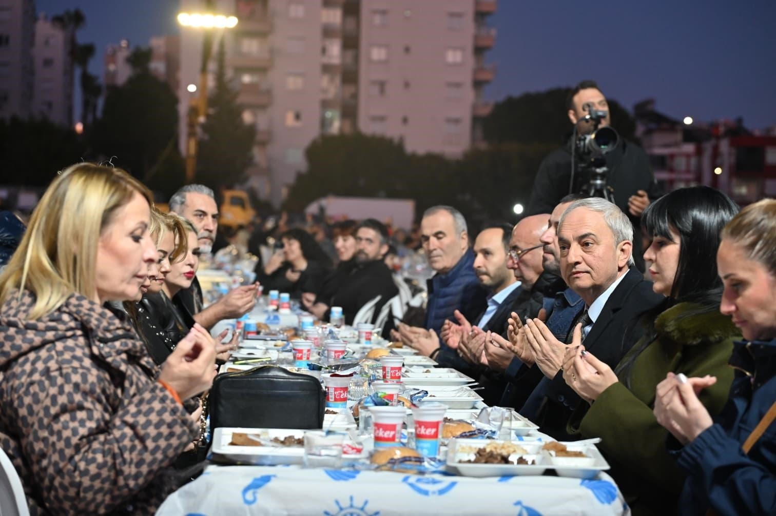 Kepez’de Ramazan bereketi: 5 mahalle tek sofra
Kepez’de Ramazan bereketi: 5 mahalle tek sofra