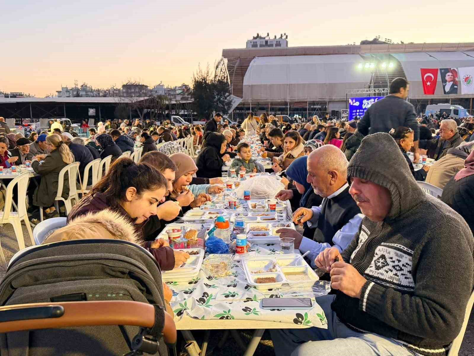 Kepez’de Ramazan bereketi: 5 mahalle tek sofra
Kepez’de Ramazan bereketi: 5 mahalle tek sofra