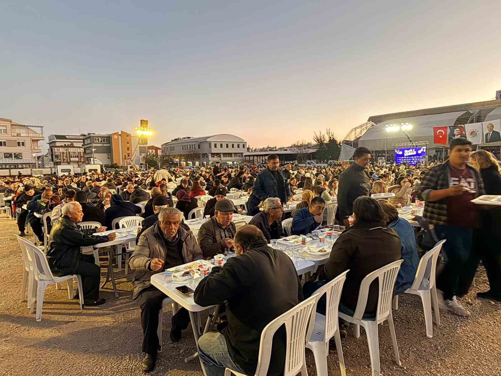 Kepez’de Ramazan bereketi: 5 mahalle tek sofra
Kepez’de Ramazan bereketi: 5 mahalle tek sofra