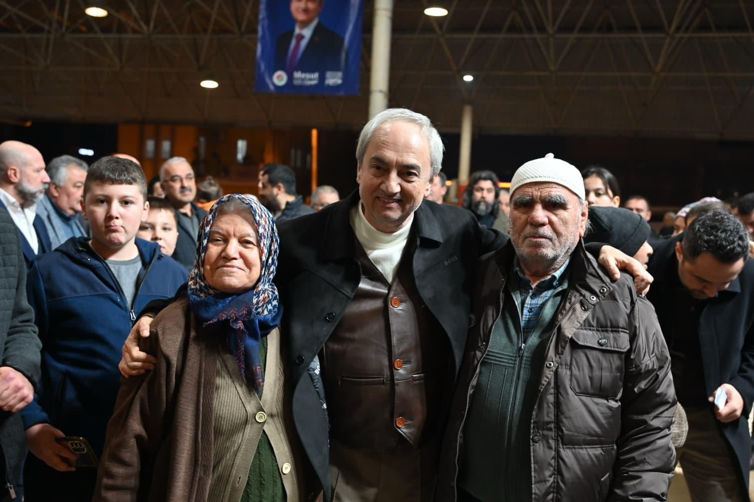 Kepez’de Ramazan bereketi iftar sofraları kuruldu, lokmalar dağıtıldı
