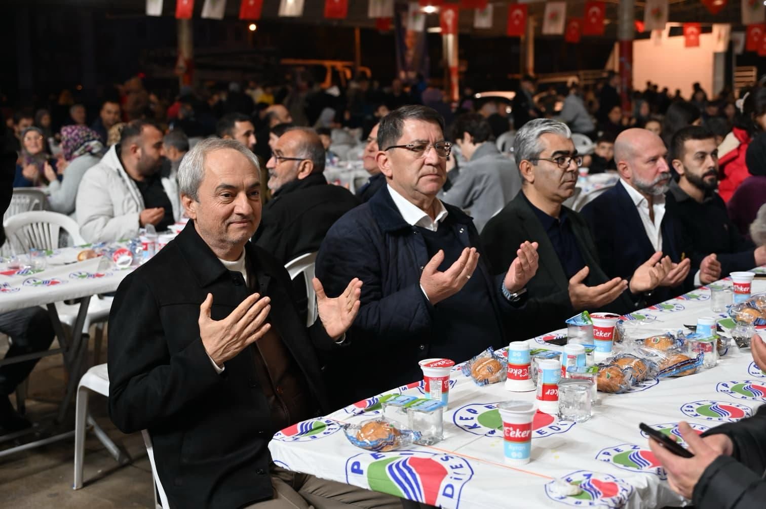 Kepez’de Ramazan bereketi iftar sofraları kuruldu, lokmalar dağıtıldı
