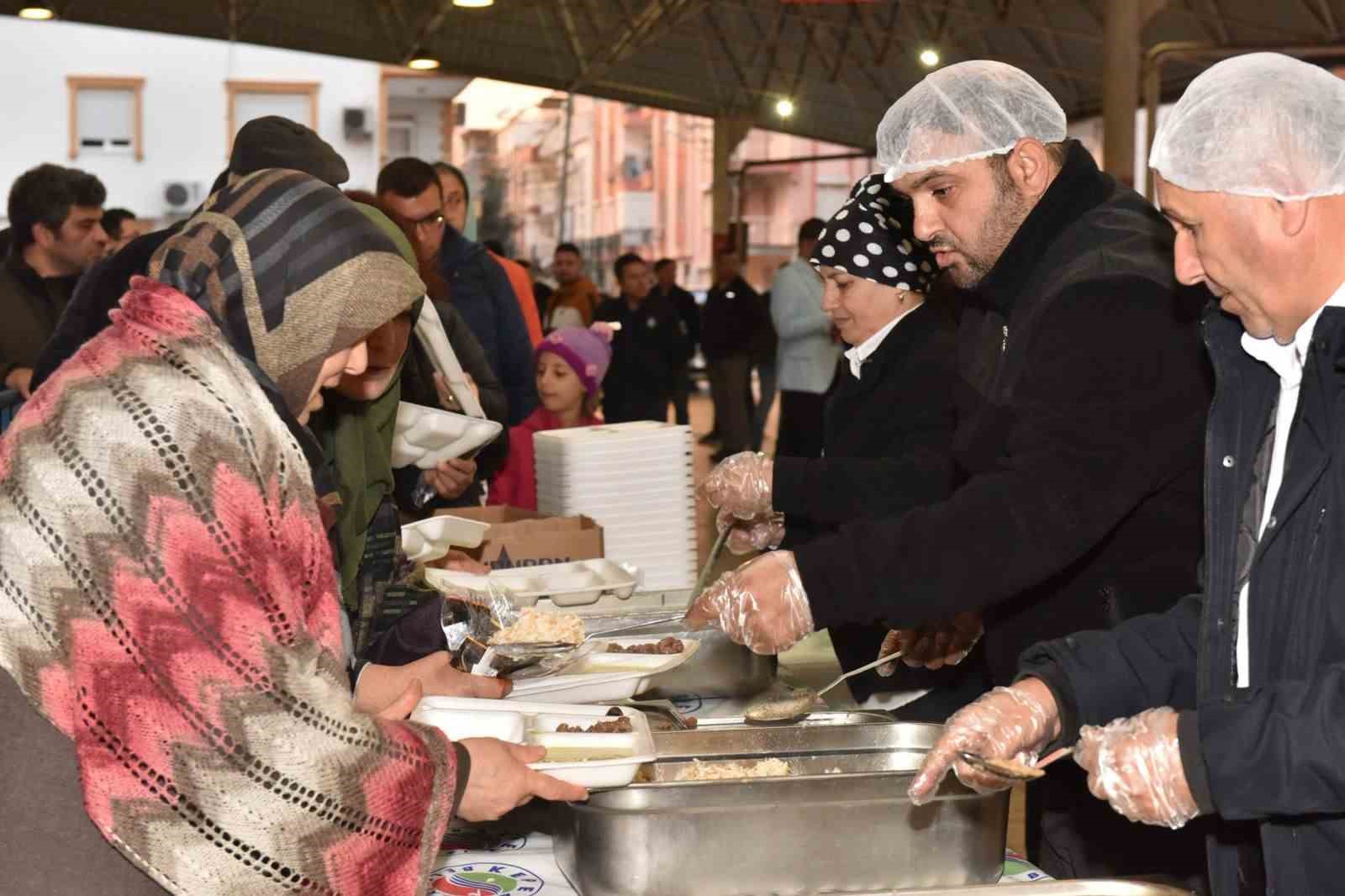 Kepez’de Ramazan bereketi iftar sofraları kuruldu, lokmalar dağıtıldı
