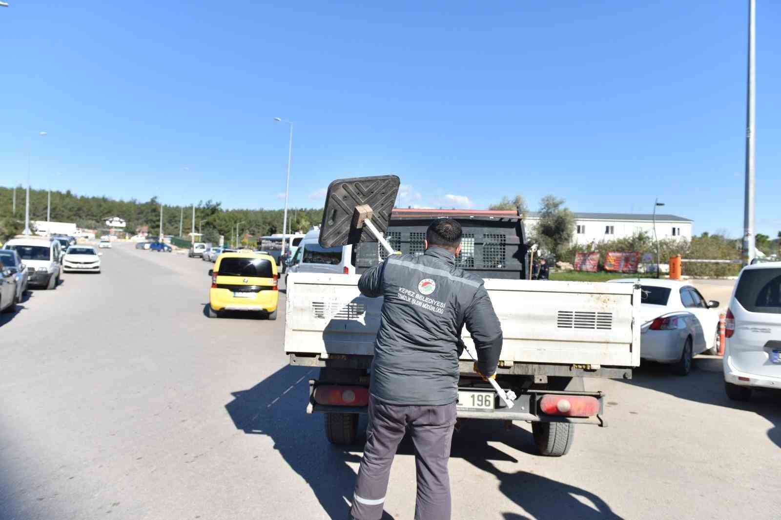 Kepez’de seyyar satıcı ve dilencilere operasyon
