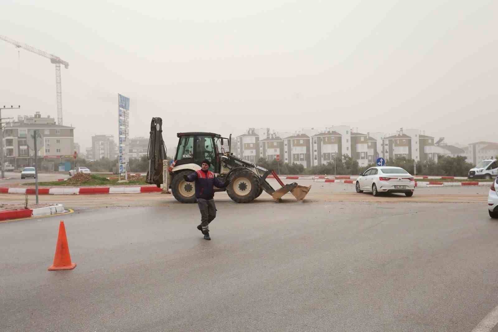 Kepez’de yağış sonrası bozulan yollara müdahale
