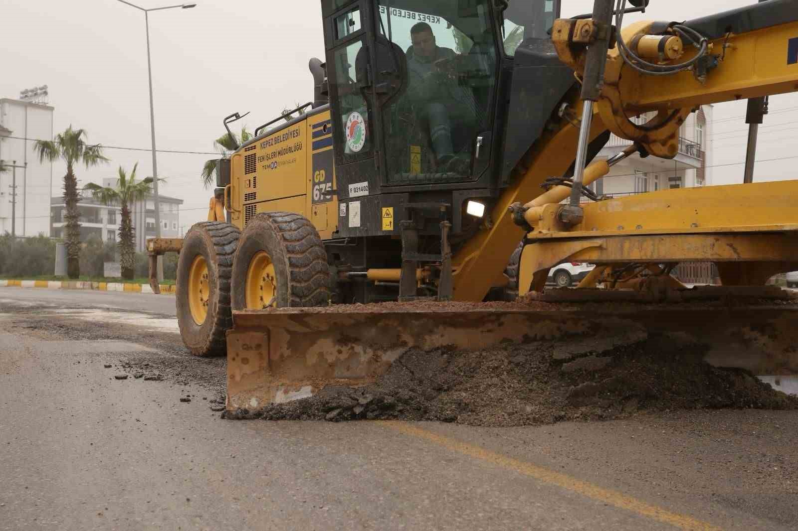 Kepez’de yağış sonrası bozulan yollara müdahale
