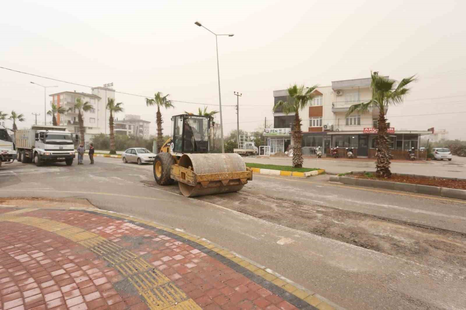 Kepez’de yağış sonrası bozulan yollara müdahale
