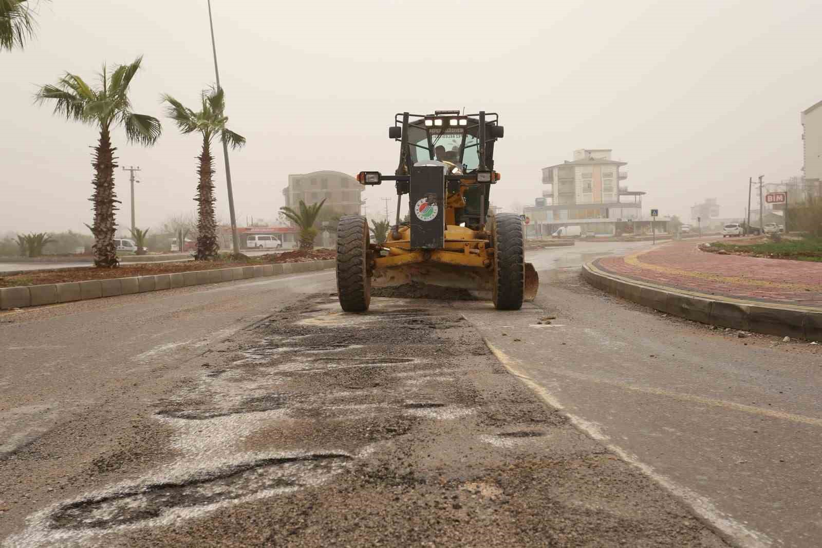 Kepez’de yağış sonrası bozulan yollara müdahale
