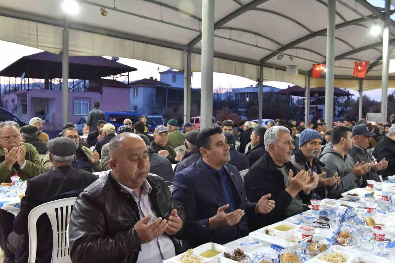 Kepez’in iftar sofraları Başköy ve Gaziler’e kuruldu
Kepez’in iftar sofraları Başköy ve Gaziler’e kuruldu