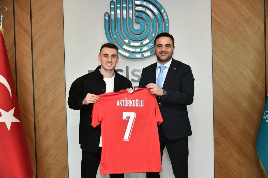 Kerem Aktürkoğlu’ndan Başkan Özlü’ye forma hediyesi
Kerem Aktürkoğlu’ndan Başkan Özlü’ye forma hediyesi