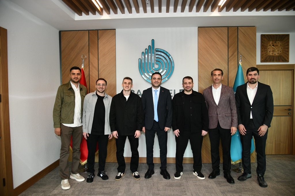 Kerem Aktürkoğlu’ndan Başkan Özlü’ye forma hediyesi
Kerem Aktürkoğlu’ndan Başkan Özlü’ye forma hediyesi