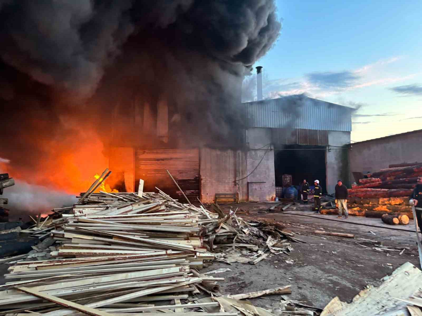 Kereste fabrikasındaki yangın kontrol altına alındı
