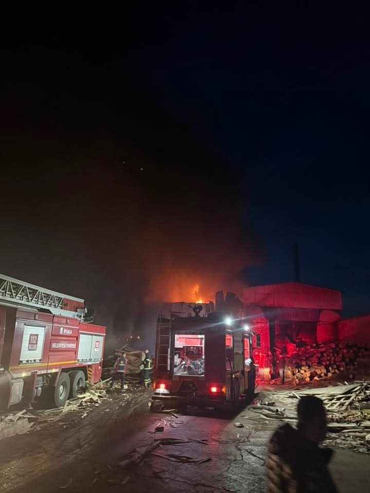 Kereste fabrikasındaki yangın kontrol altına alındı
