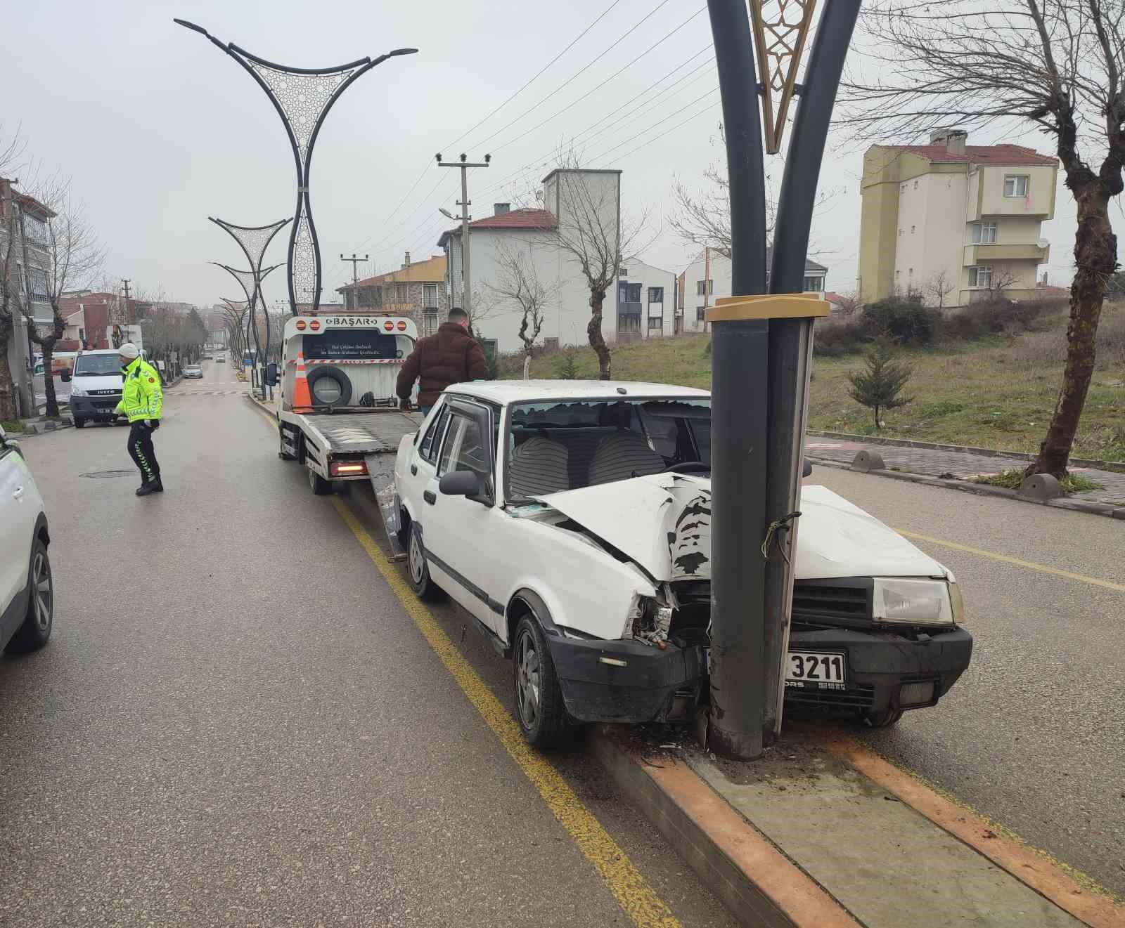 Keşan’da aydınlatma direğine çarpan otomobildeki 2 kişi yaralandı
