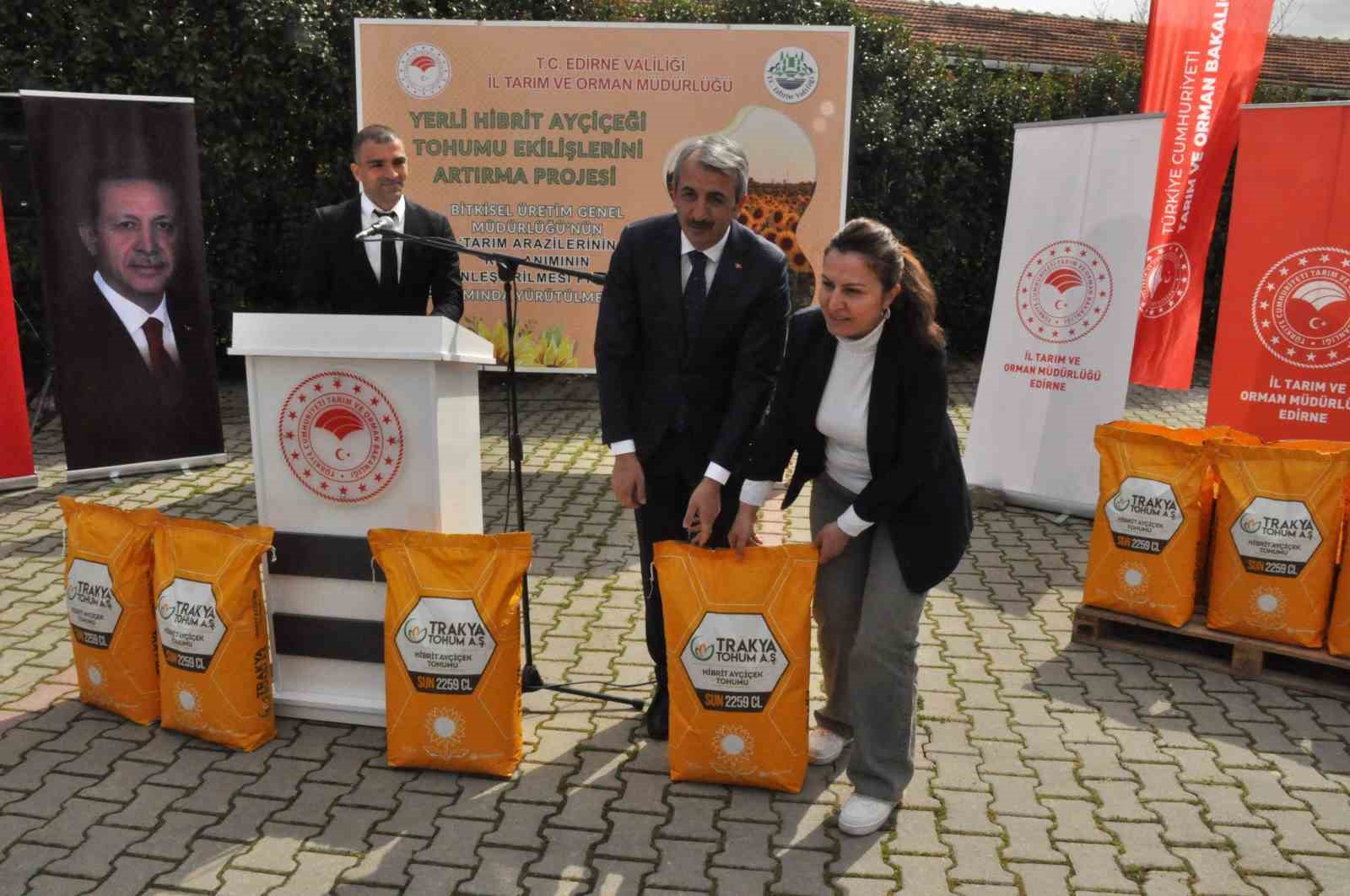 Keşan’da çiftçiye yüzde 75 bakanlık destekli hibrit ayçiçeği tohumu dağıtıldı
