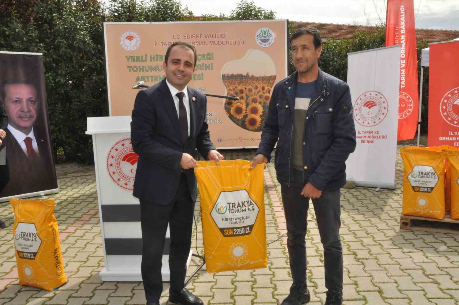 Keşan’da çiftçiye yüzde 75 bakanlık destekli hibrit ayçiçeği tohumu dağıtıldı
