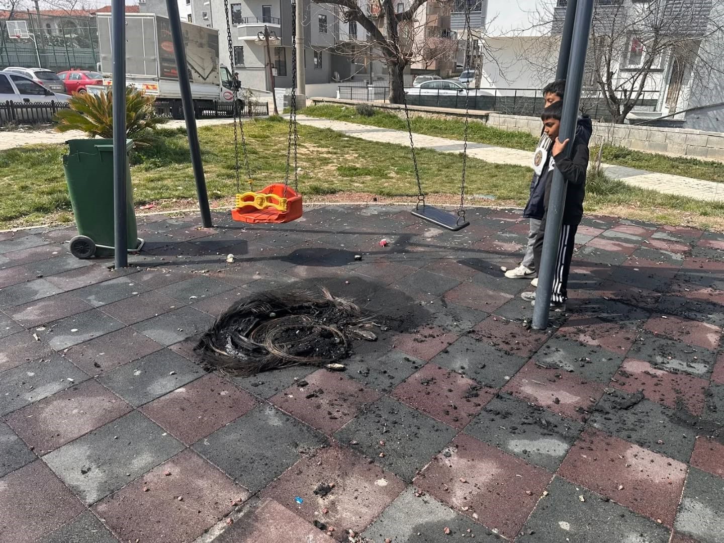 Keşan’da çocuk parkında yakılan ateş oyun gruplarına zarar verdi

