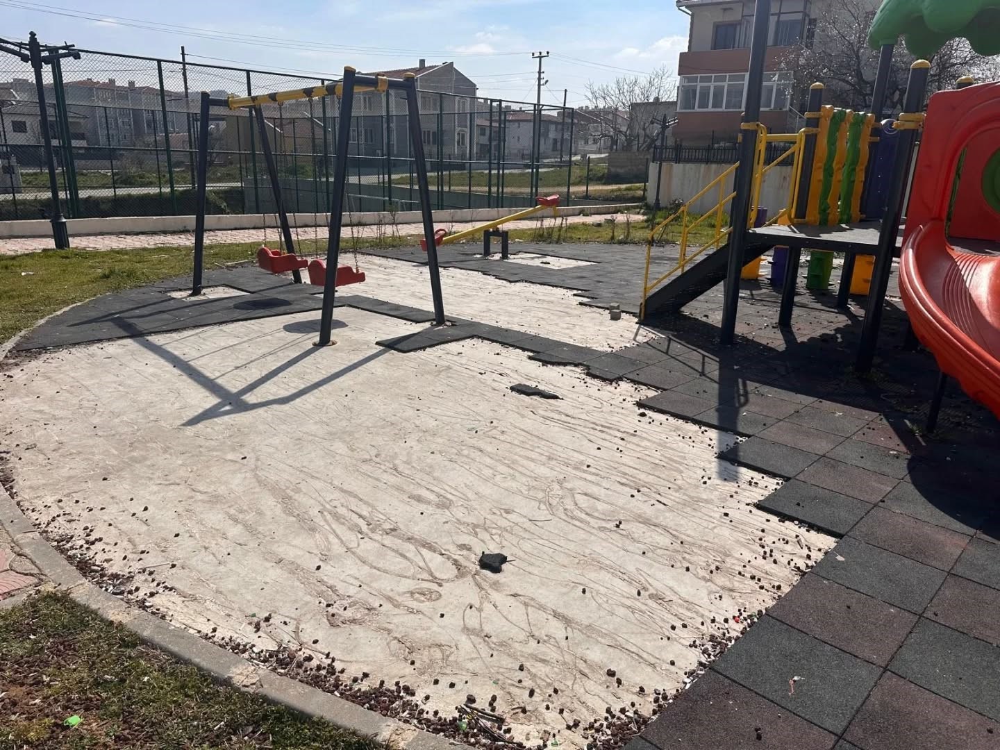 Keşan’da çocuk parkında yakılan ateş oyun gruplarına zarar verdi
