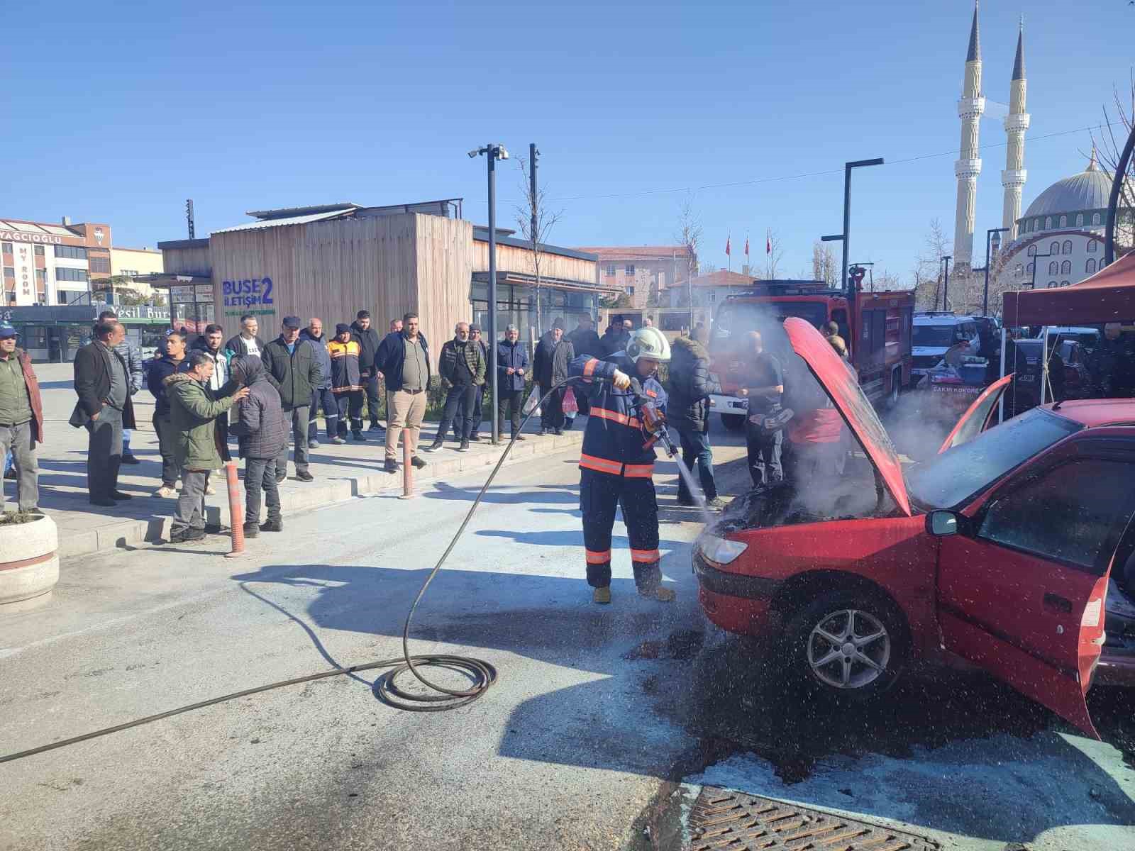 Keşan’da otomobilde çıkan yangın büyümeden söndürüldü
