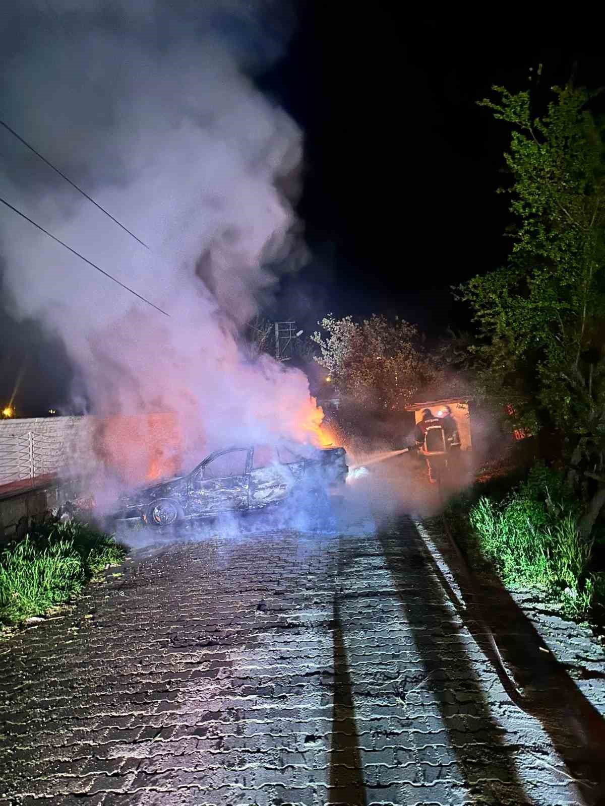 Keşan’da park halindeki otomobilde çıkan yangın söndürüldü
