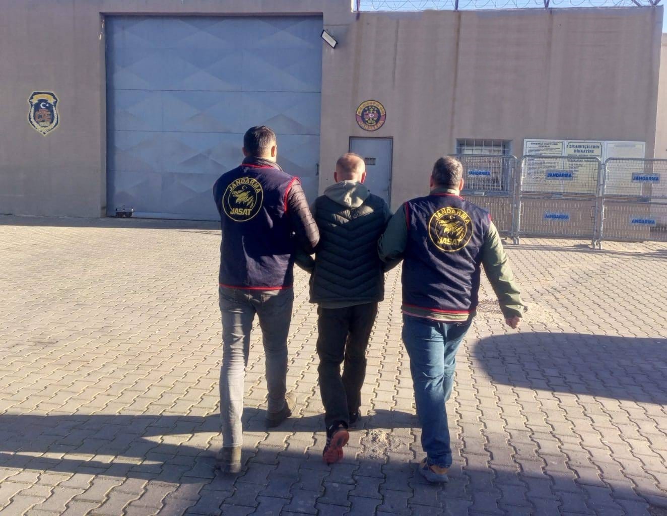 Kesinleşmiş 12 yıl cezayla aranan uyuşturucu tacirini jandarma yakaladı
