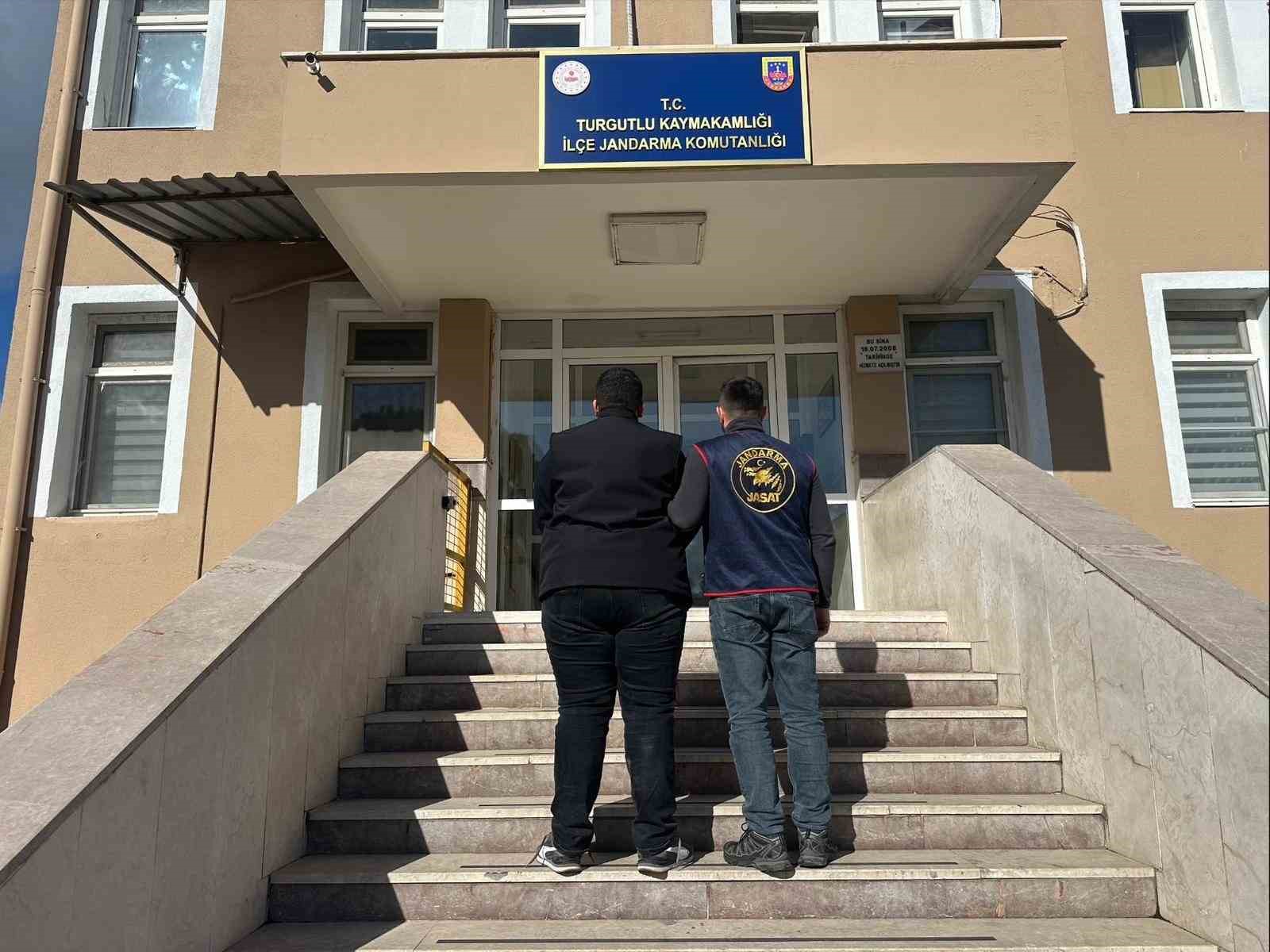 Kesinleşmiş 43 yıl 8 ay hapis cezasıyla aranan şahıs yakalandı
