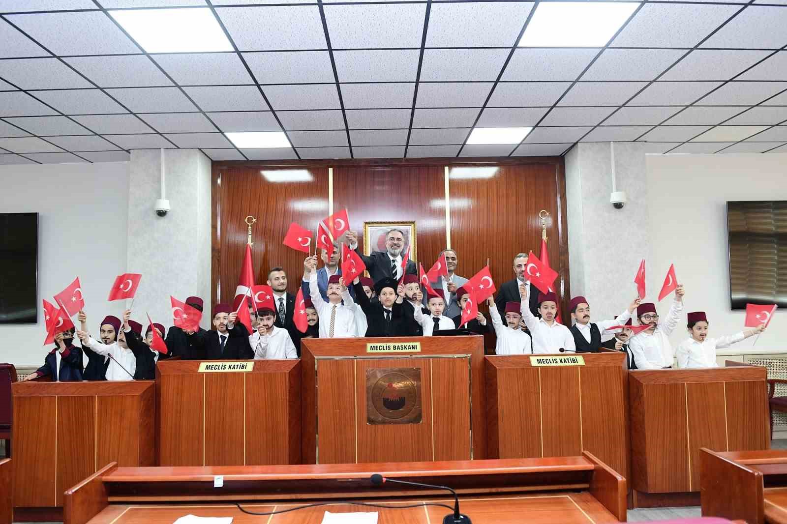 Kestel Belediyesi Meclis Salonu’nda miniklerden tarihi canlandırma
