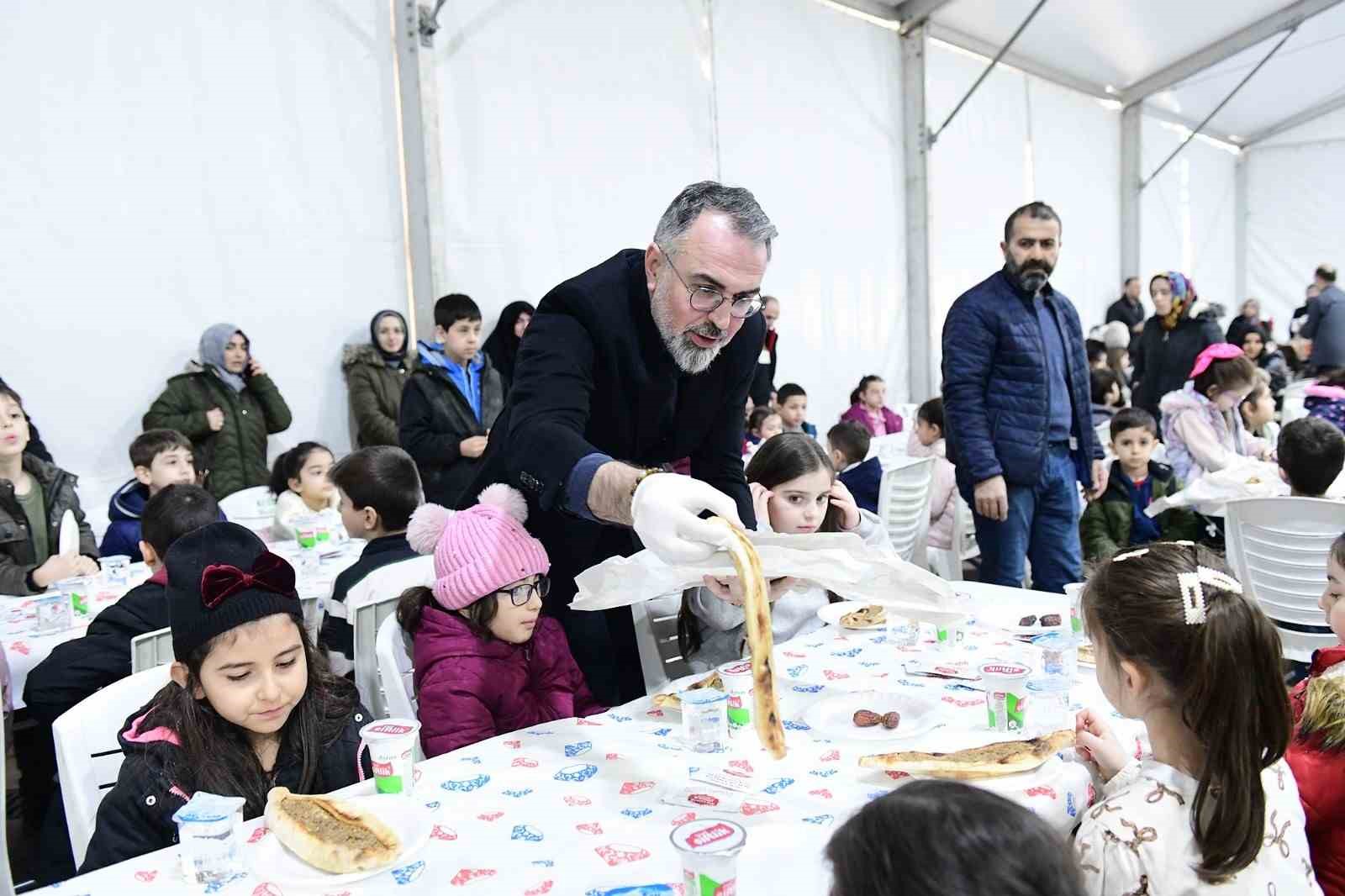 Kestelli çocuklar, tekne oruçlarını birlikte açtı
Kestelli çocuklar, tekne oruçlarını birlikte açtı