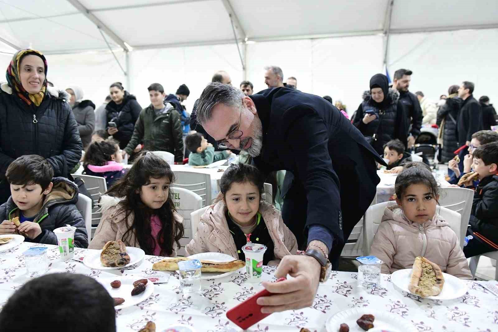 Kestelli çocuklar, tekne oruçlarını birlikte açtı
Kestelli çocuklar, tekne oruçlarını birlikte açtı